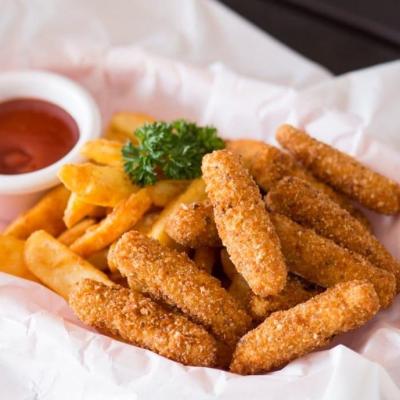 4 fish fingers with fries